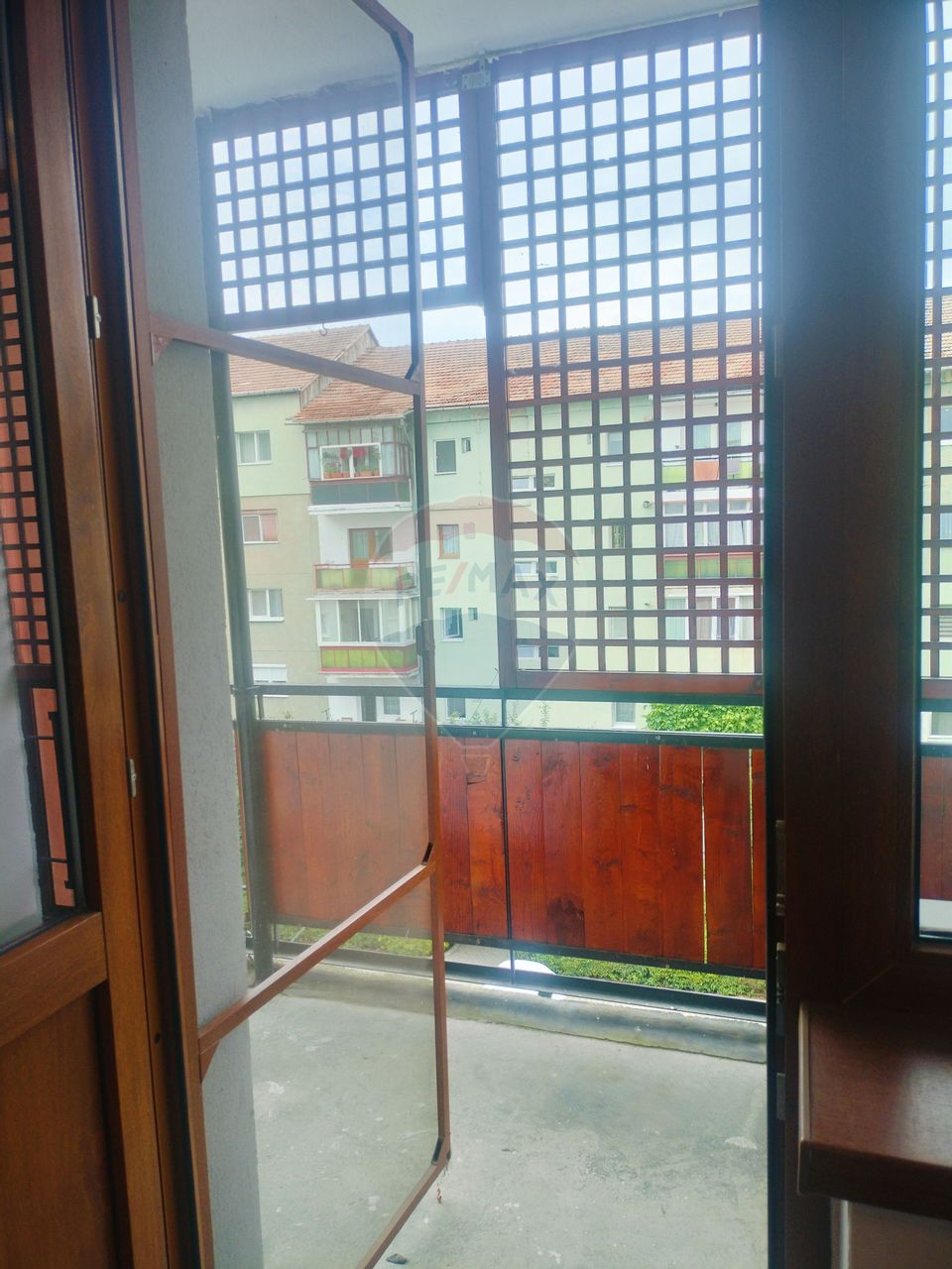 Apartament cu trei camere în zona Vitrometan- de inchiriat
