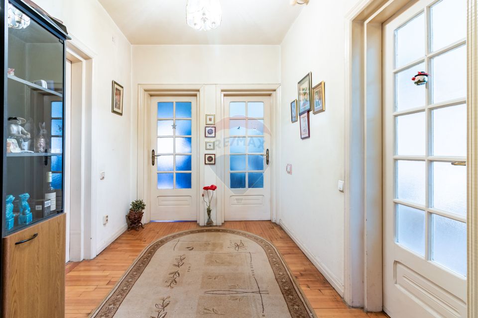 Casă / Vilă cu 4 camere de vânzare în zona Giulesti Sarbi