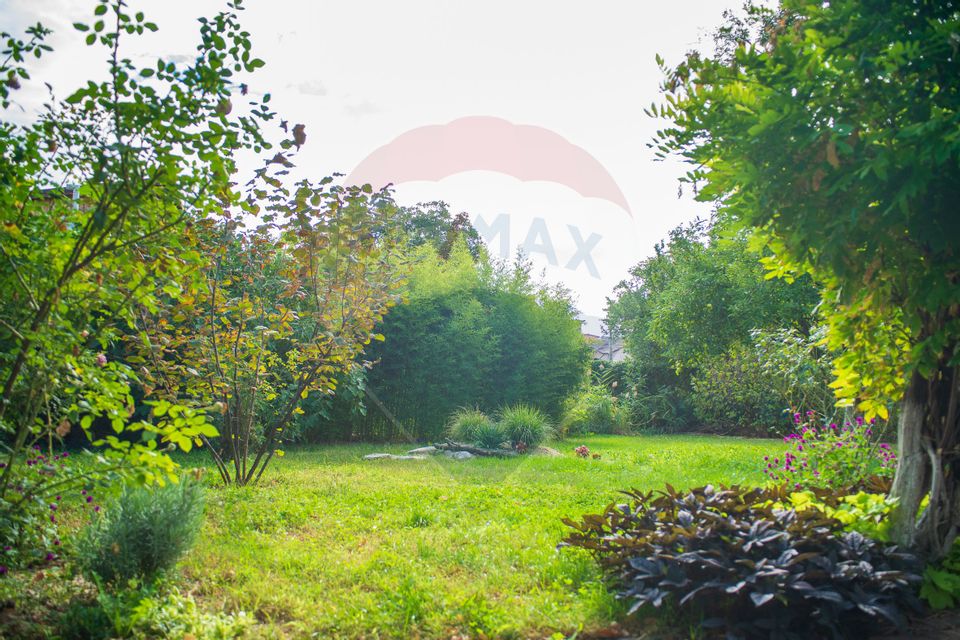 Casă / Vilă cu 10 camere si teren generos, Sos. Salaj