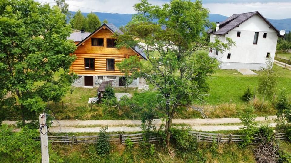 Vanzare 2 cabane de agroturism la 15km de Pestera Scarisoara