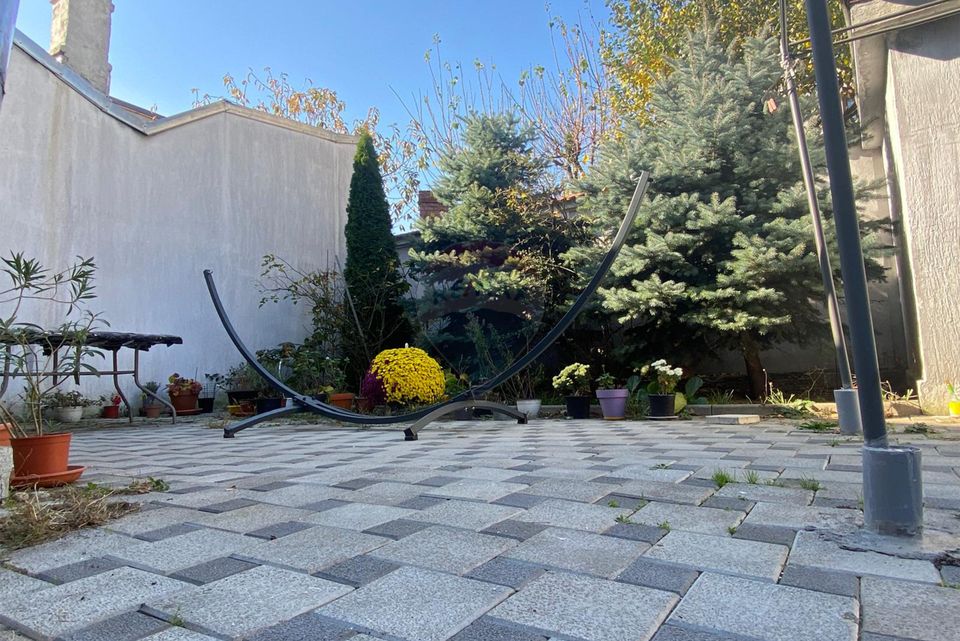 Apartament deosebit 3 camere, decomandat, vanzare, 100mp curte proprie