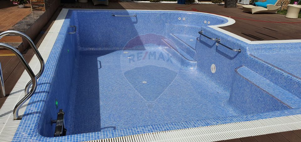 Vila de lux cu piscina de vânzare/ zona Central