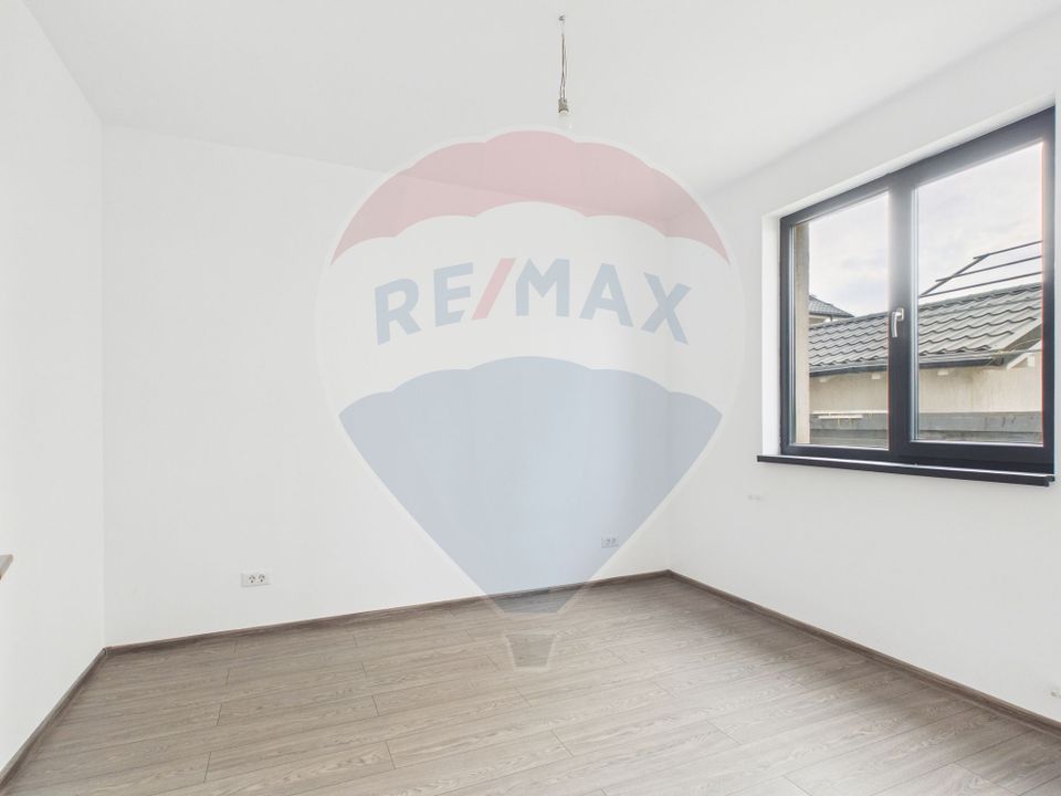 Modern 5 bedroom villa GF+1 for sale in Crevedia