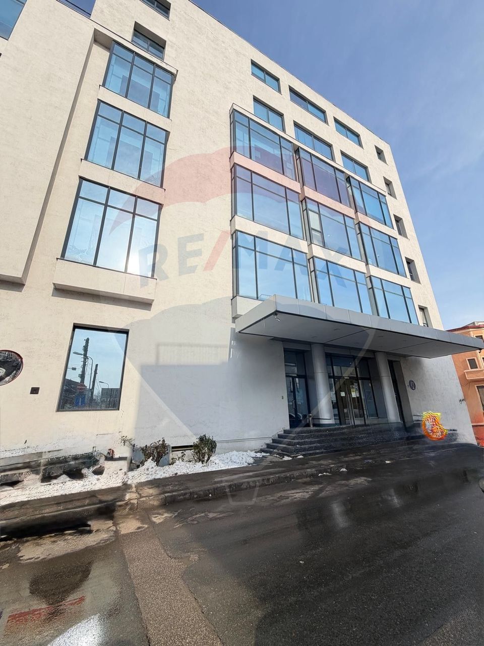 For sale in Unirii area - 1,650sqm office space