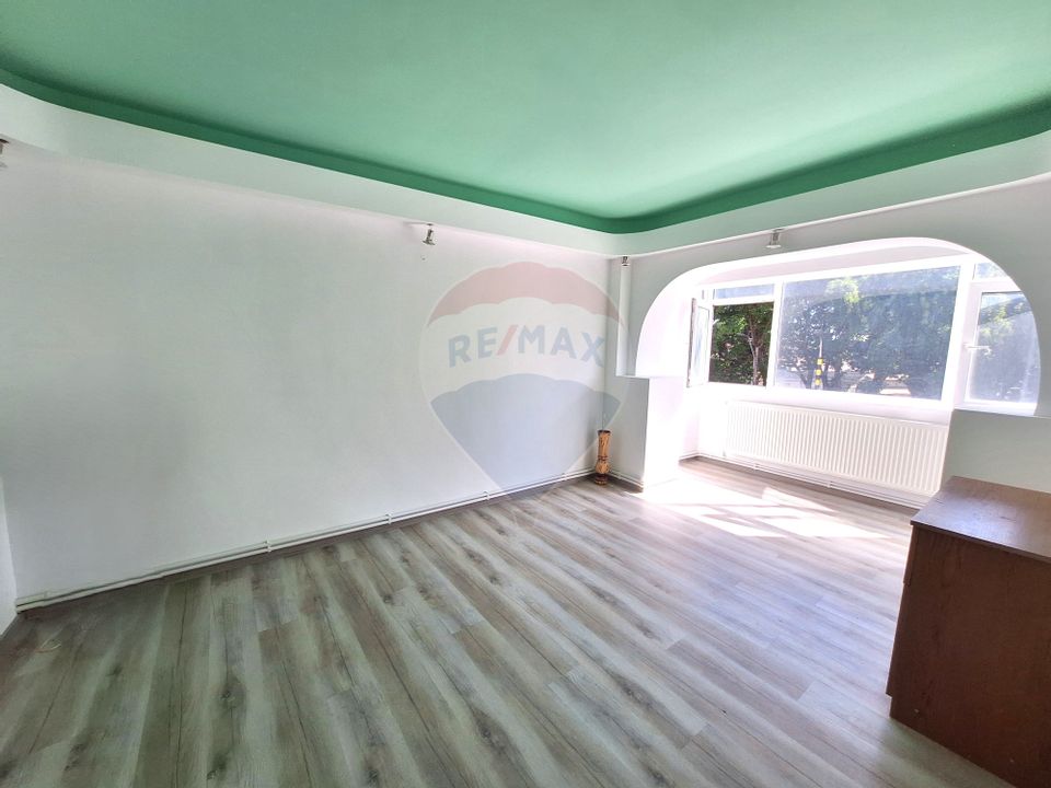 Apartament cu 3 camere de vânzare în zona Pod