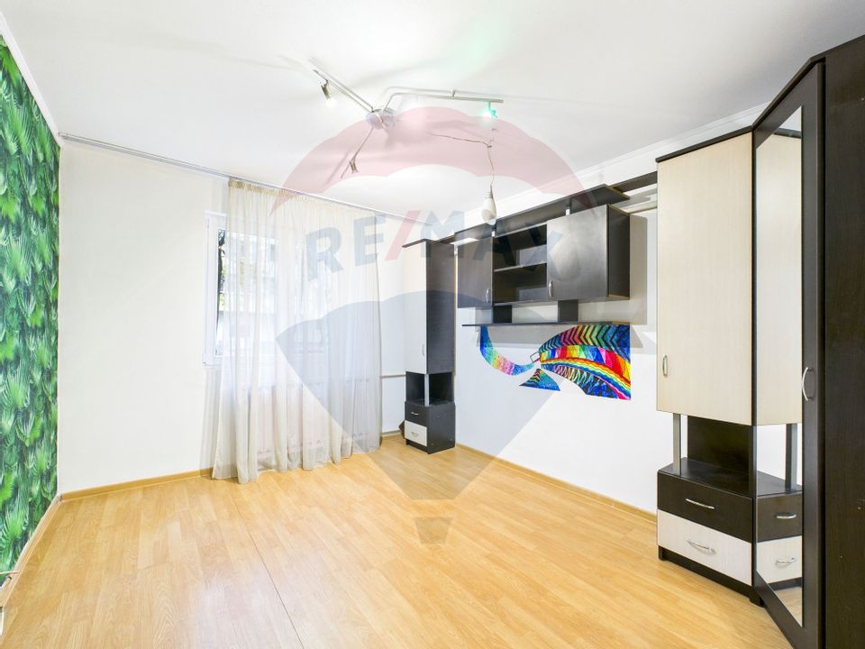 Apartament cu 4 camere de vânzare în zona Rahova