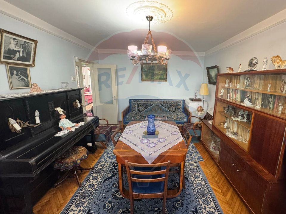 Apartament cu 3 camere decomandate de vânzare zona BAZINULUI DE INOT