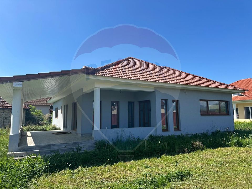 Casă cu 4 camere de vânzare