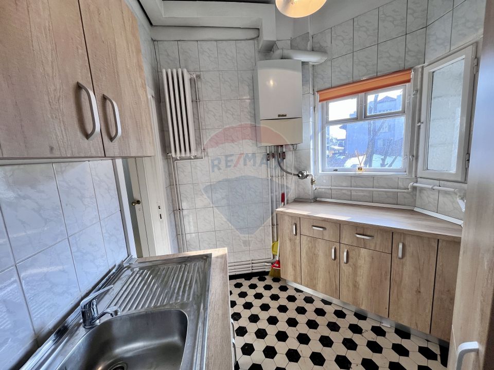 Apartament cu 4 camere nemobilat in P-ta Victoriei langa Orange