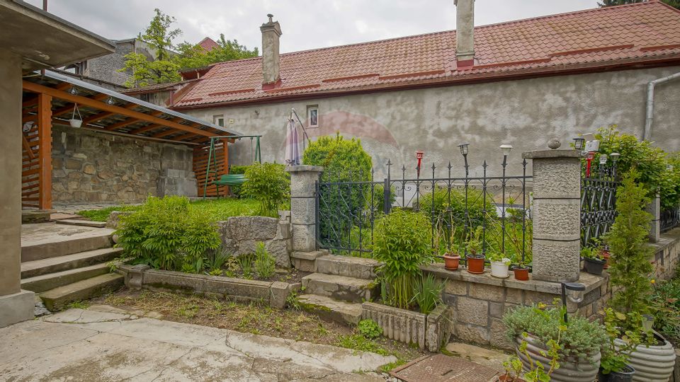 Casa individuala cu doua corpuri, teren 1000mp