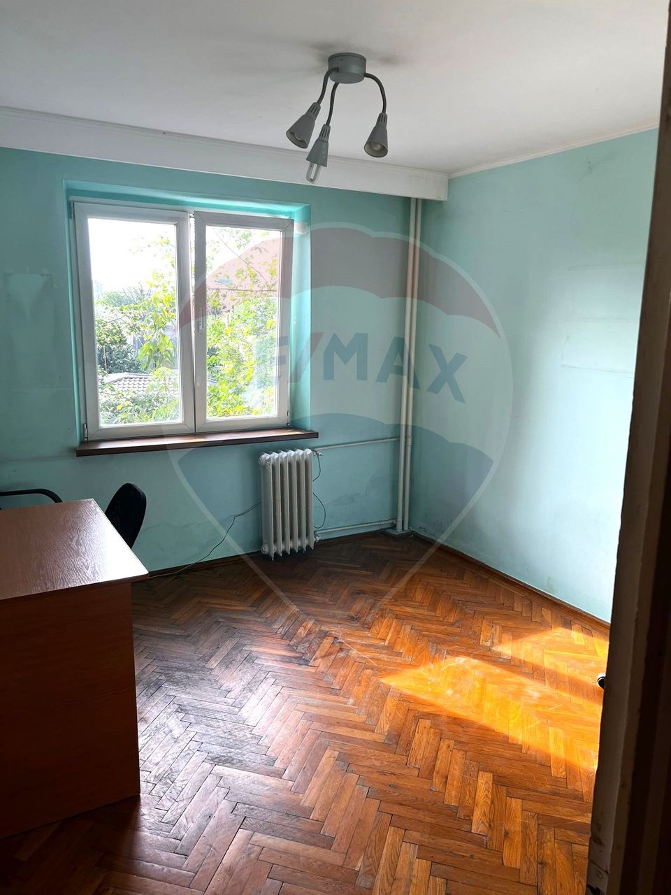 Apartament cu 4 camere de vânzare în zona Mosilor