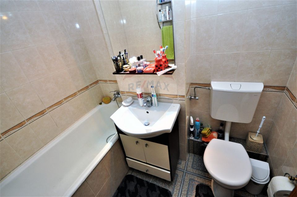 Vanzare apartament cu 3 camere, strada Harmanului.