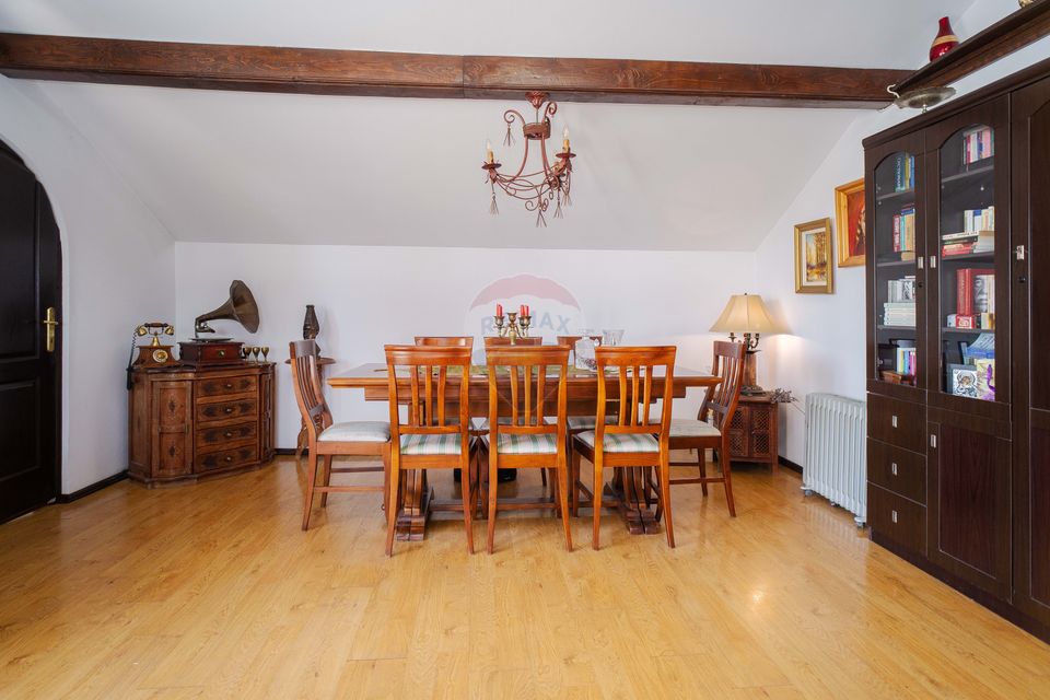 Casă / Vilă spatioasa cu teren in zona centrala Sararie