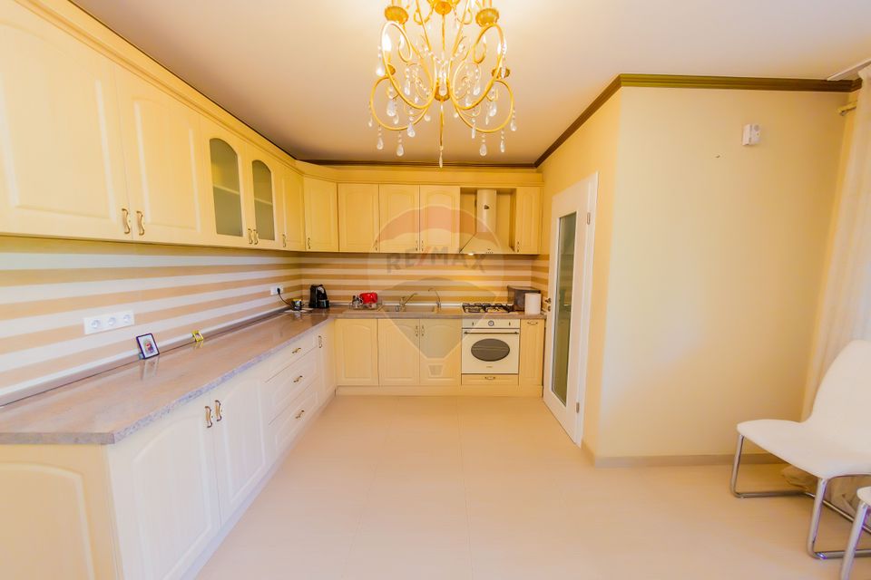 Casă cu 7 camere, 10 ari de vânzare la drumul principal cu 2 intrari