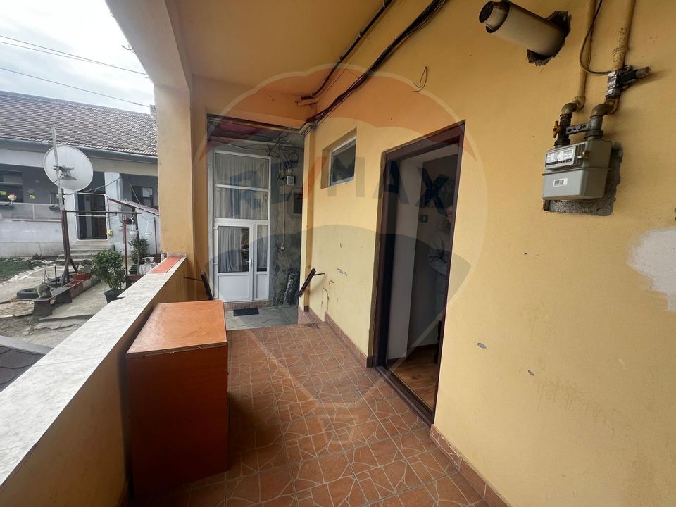 Casă pe doua nivele 3 camere zona Intim