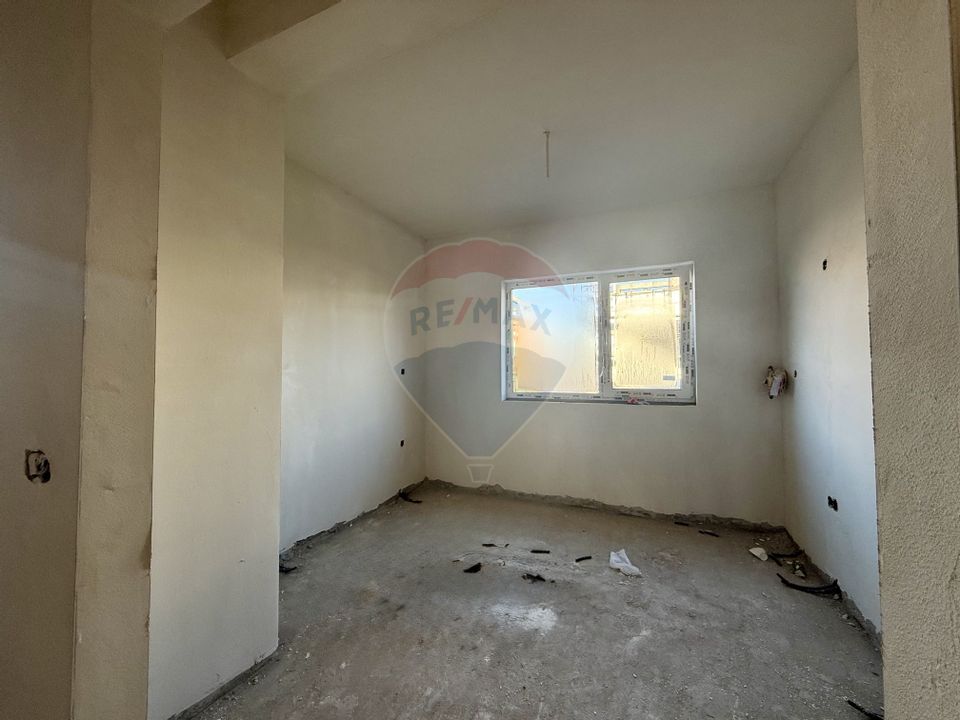 COMISION 0%-  Casă / Vilă cu 5 camere de vânzare semifinisata