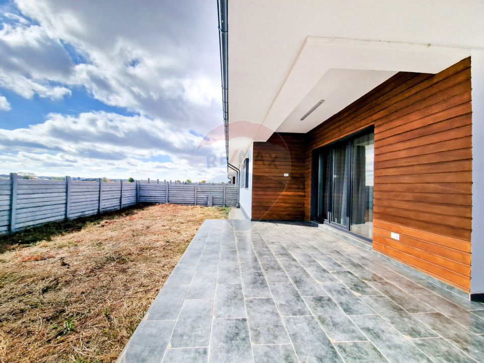 House on ground floor with terrace and courtyard, Tunari