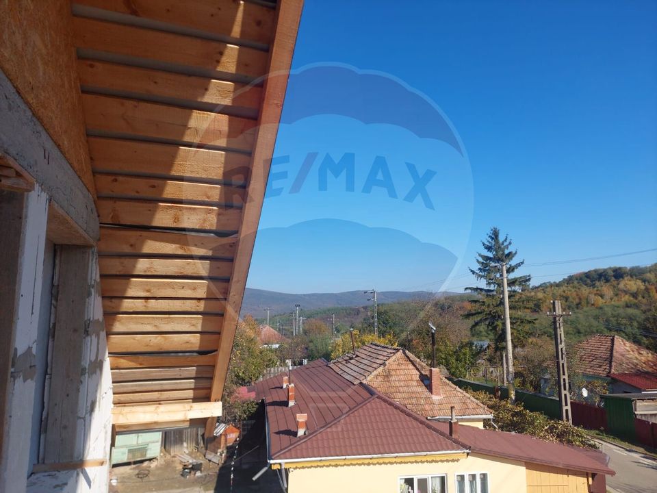 Casa la rosu de vanzare in Caiuti, Bacau