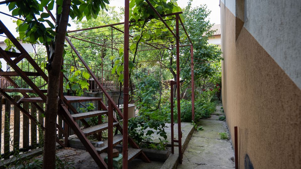 Oferta - casă de vânzare  si teren 241 mp, în zona Andronache