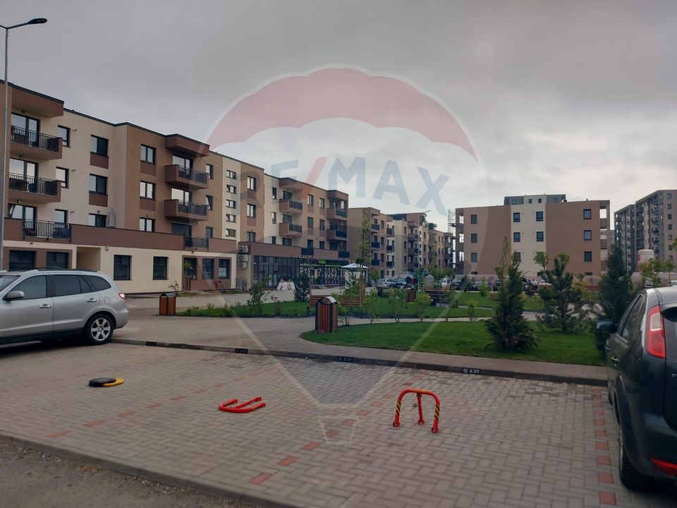 Apartament cu 3 camere de vânzare în zona Tractorul