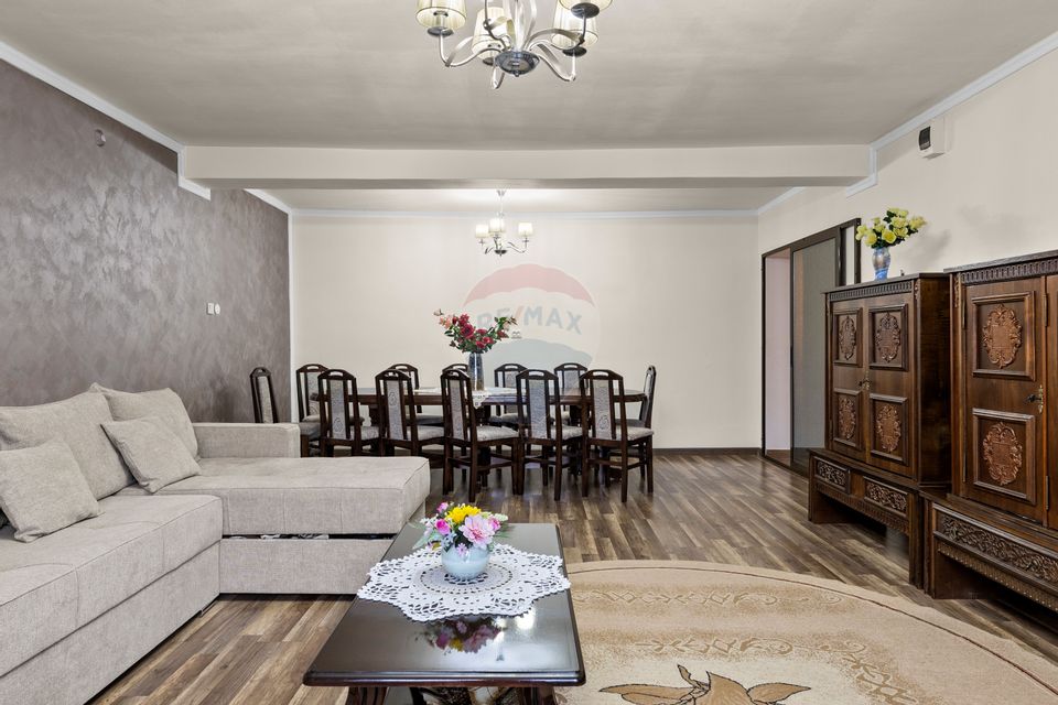 Casă spațioasă cu 4 camere și spațiu comercial în Bujac