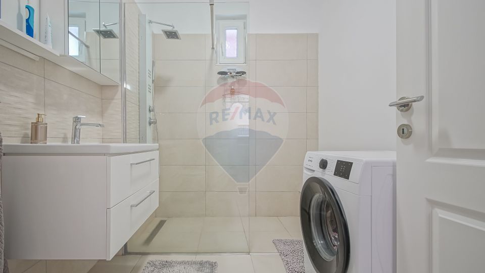 Casă falnică, curte individuală, langă Piața Unirii, în inima Scheilor