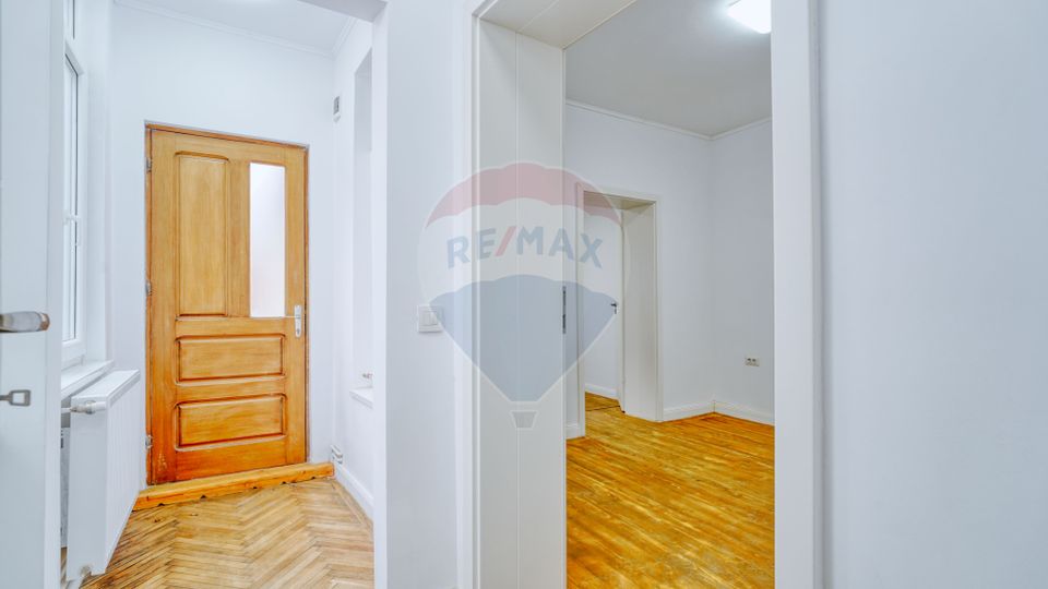 REZERVAT! Apartament generos, 6 camere, 3 băi, str Castelului