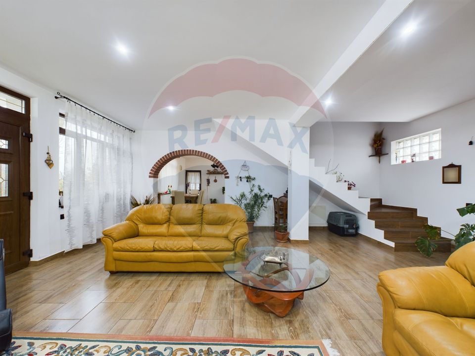 Vila cu 6 camere, teren 1200mp de vanzare- Varasti, la 4 km de Berceni