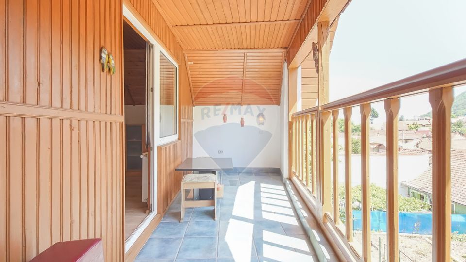 Casă falnică, curte individuală, langă Piața Unirii, în inima Scheilor