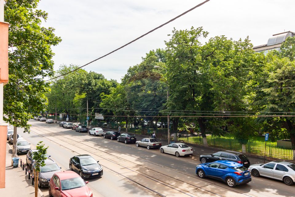 Apartament cu 3 camere de vânzare în zona Lacul Tei