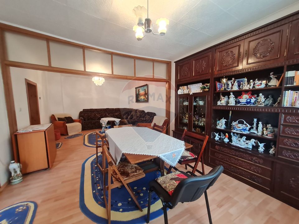 Casă cu 5 camere de vanzare la strada Principala