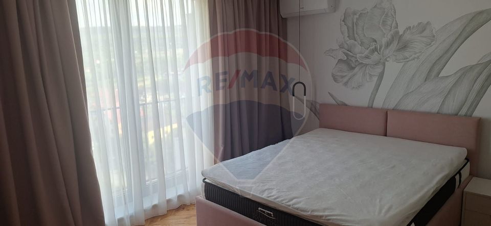 Apartament tip penthouse, 3 camere semidecomandat,  zona Bună Ziua