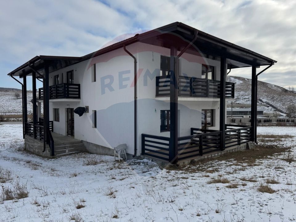 8 room House / Villa for sale, Darmanesti area