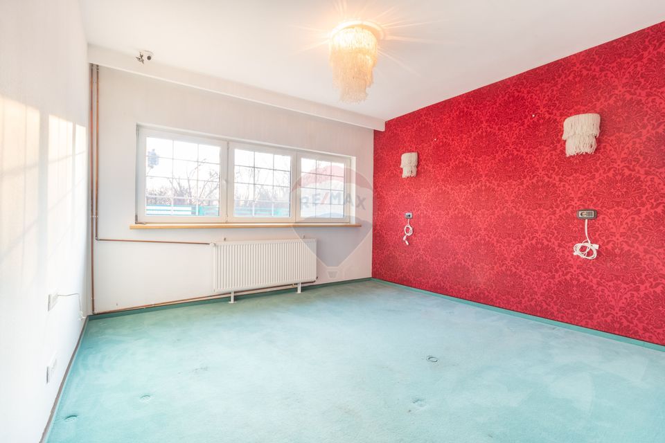 Vanzare Vila 5 camere cu semineu, piscina si priveliste lac piscicol