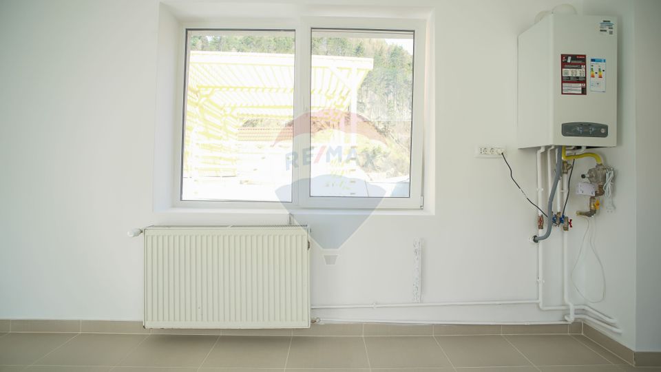 Casa renovată, cu garaj si teren de 679 mp, Scheii Brașovului