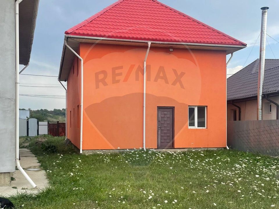 Casă / Vilă cu 6 camere de vânzare, sat Leontinesti, Ardeoani