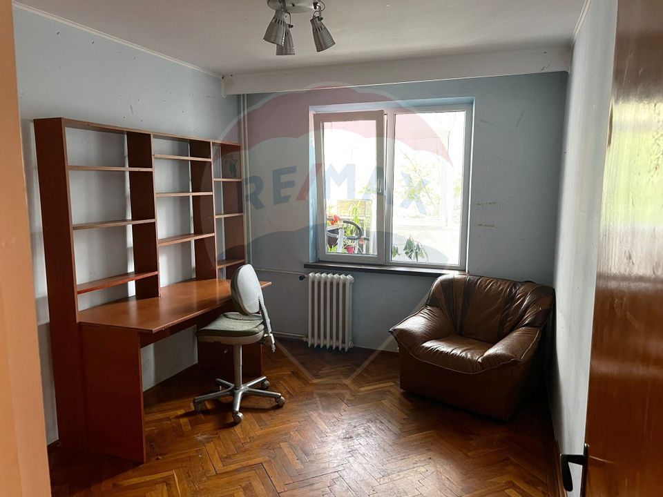 Apartament cu 4 camere de vânzare în zona Mosilor