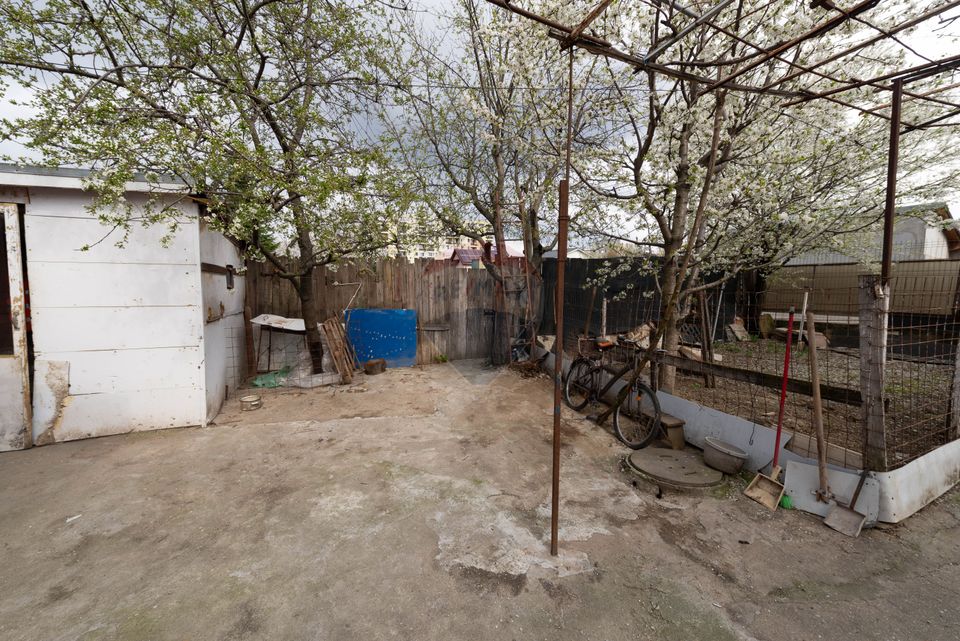 Casă de vânzare si teren 266mp în zona Giulesti