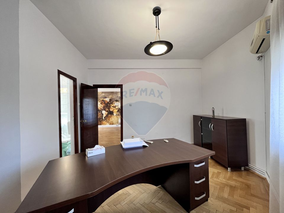 Apartament cu 4 camere nemobilat in P-ta Victoriei langa Orange