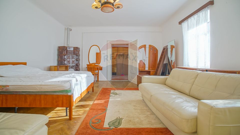 Ultracentral , Cristian, locuinta saseasca, curte comuna