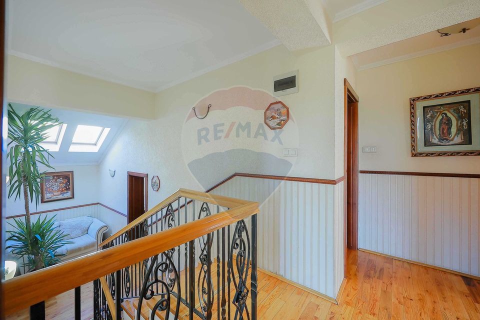 De vânzare vilă cu 7 camere, drum privat, în zona de Dealuri