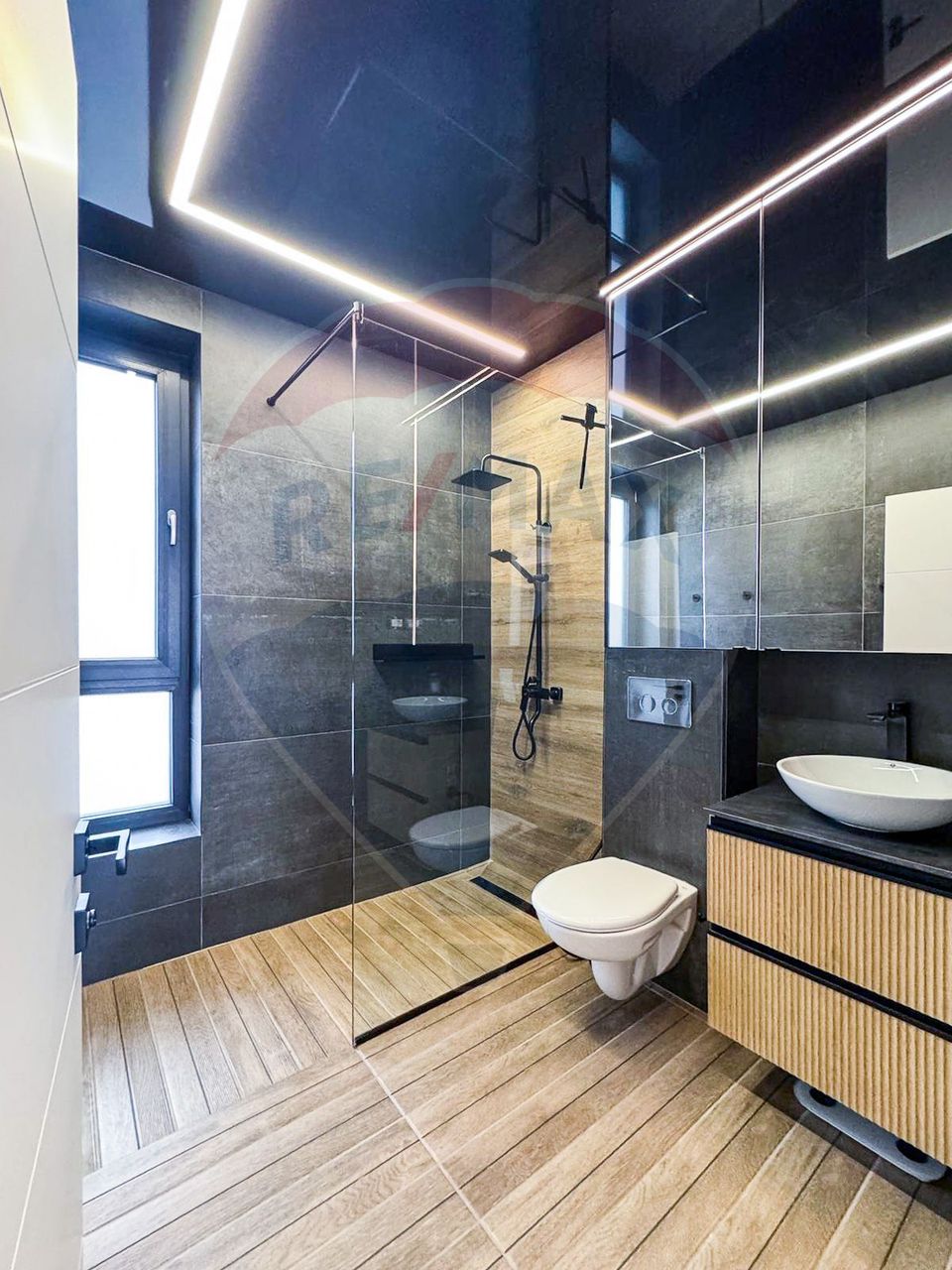 House / Villa for sale in Mogosoaia, shop, bus, utilities