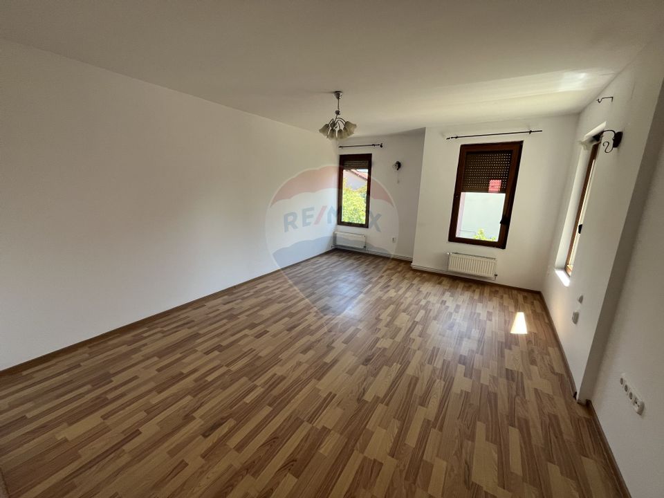 Casă cu 6 camere de vânzare în Pitești