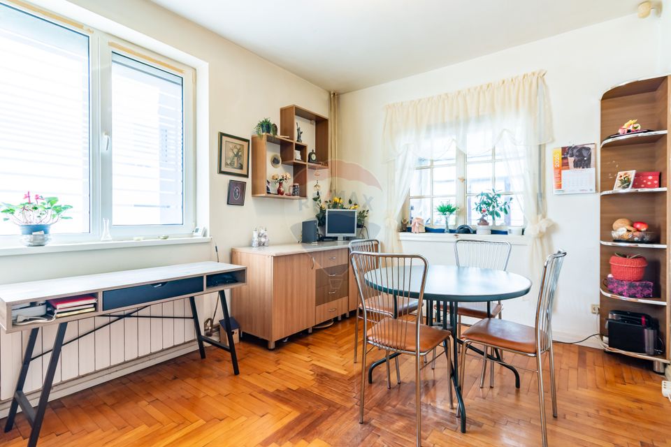 Casă / Vilă cu 4 camere de vânzare în zona Giulesti Sarbi