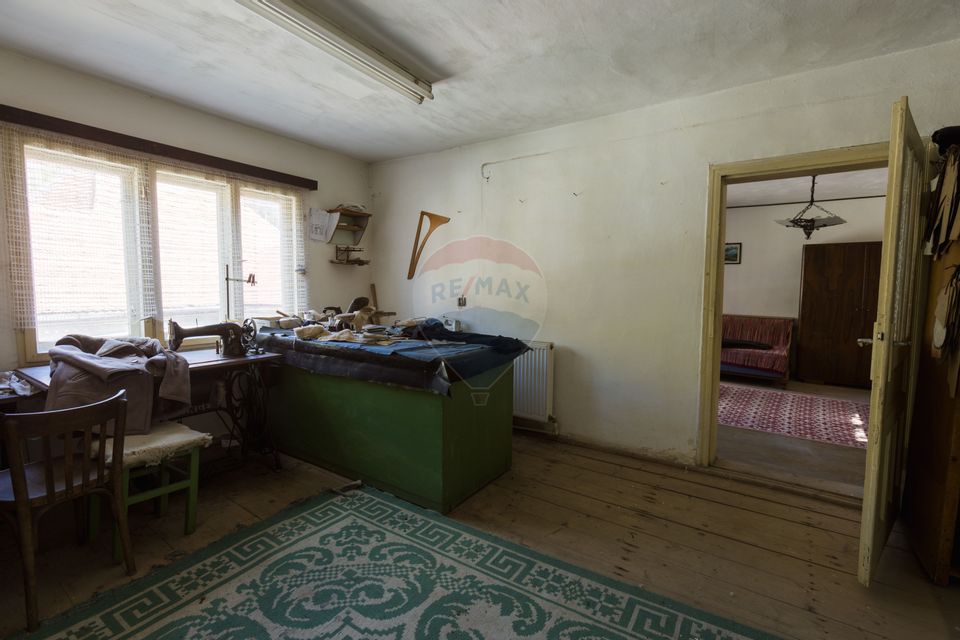 Doua Case de vanzare cu 5 camere + 3 camere,  stradal in Bran!