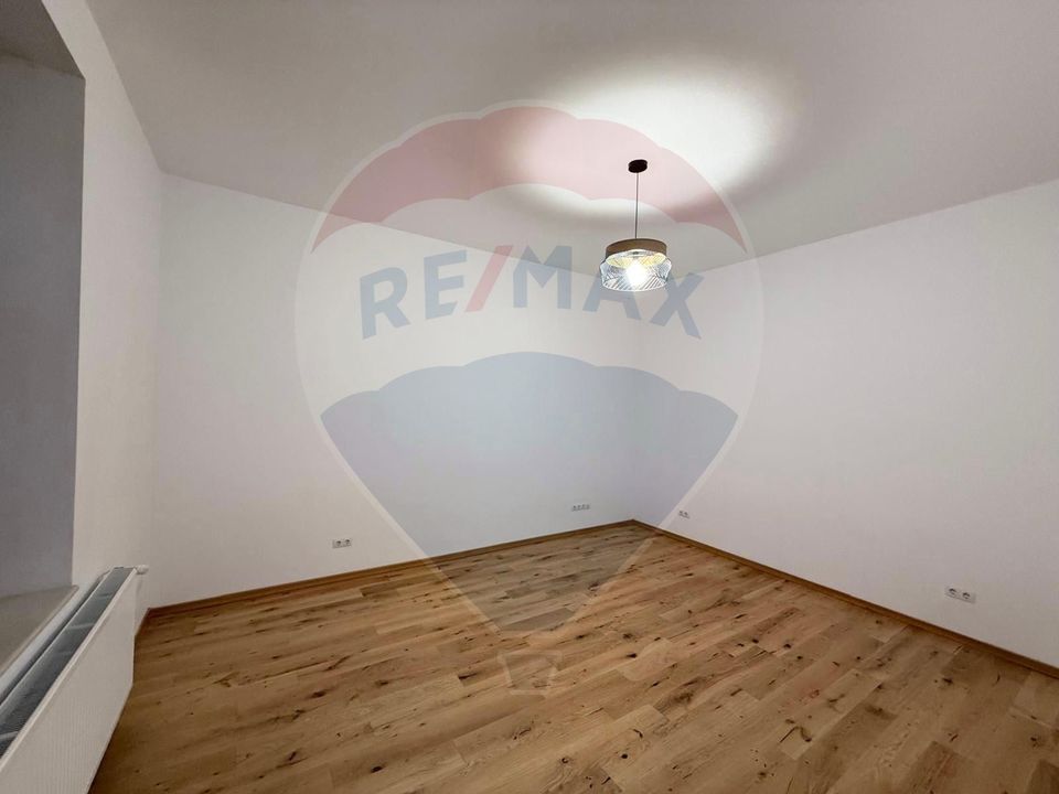 Apartament 4 camere, pe 2 niveluri si curte comuna în Centru