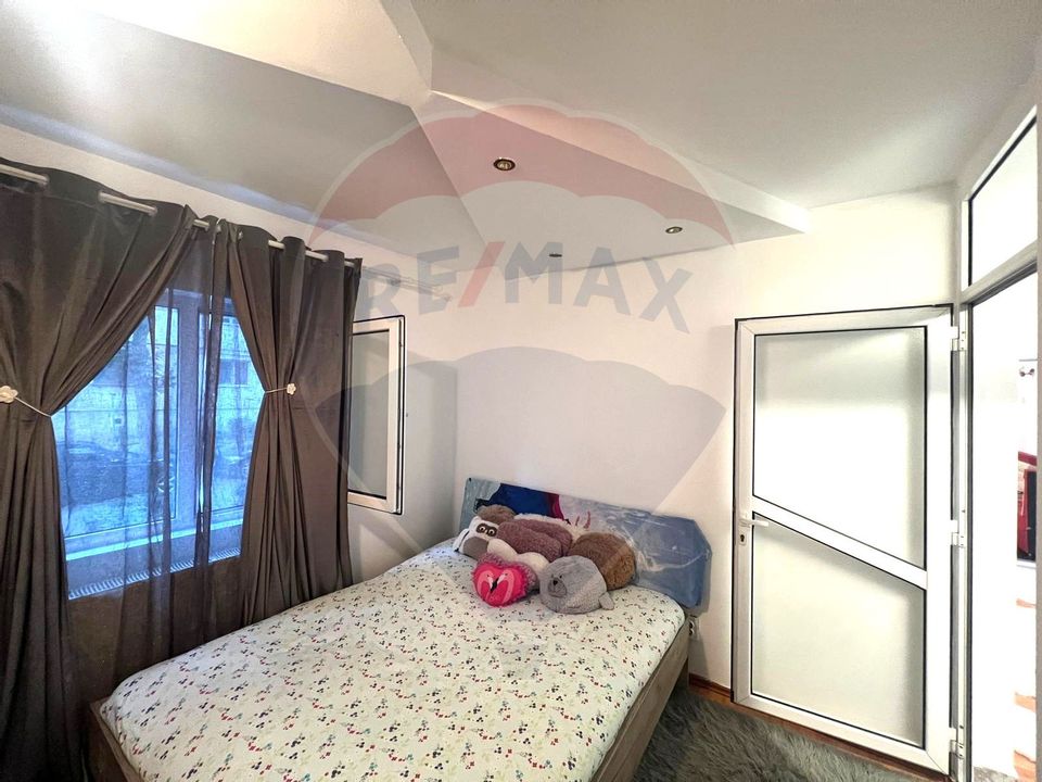 Apartament de vânzare cu 2 camere semidecomandate în zona Ura