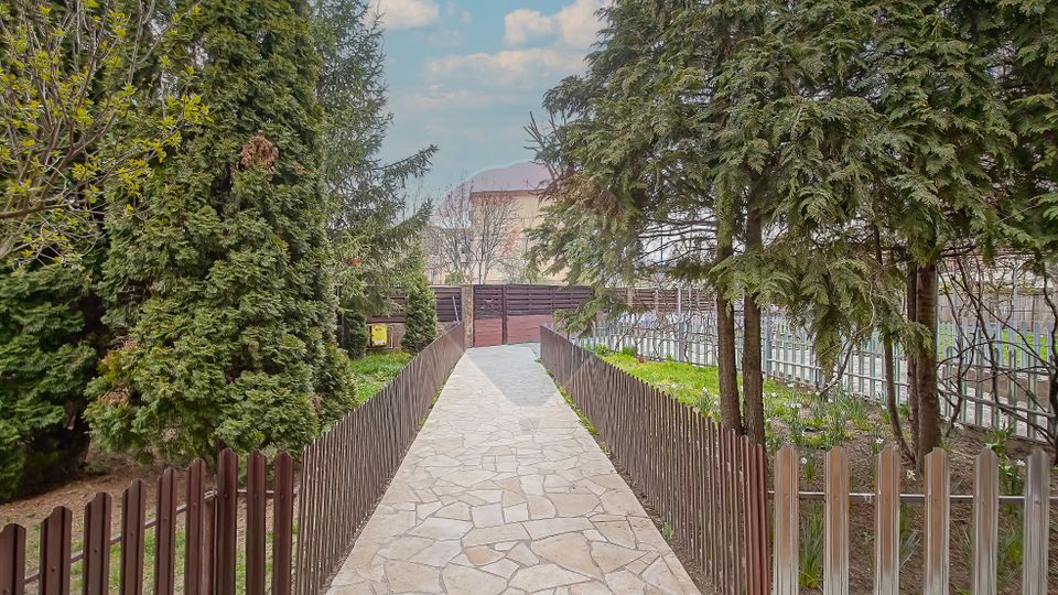 Vilă cu Teren Generos - Tractorul, Potrivită pentru Locuit sau Afacere