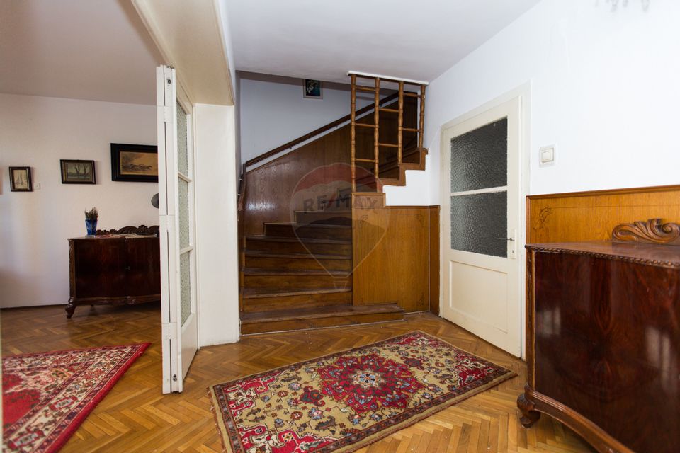 Casă elegantă cu 3 dormitoare, living spațios, mansarda, garaj
