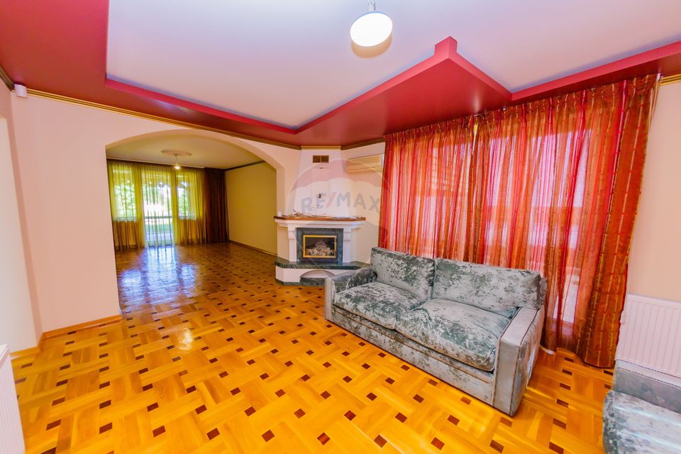 Casă cu 7 camere, 10 ari de vânzare la drumul principal cu 2 intrari